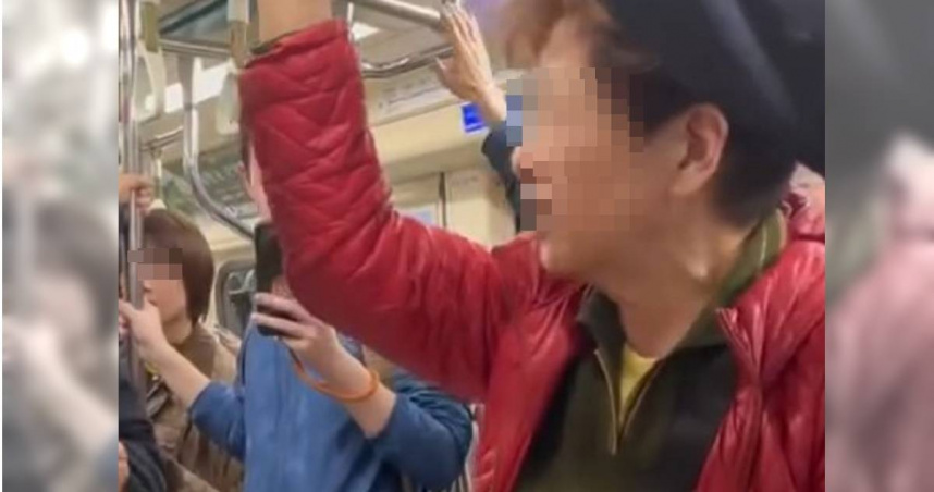 阿嬤用力踢人要對方讓博愛座。（圖／翻攝moemoe_1222 Threads）