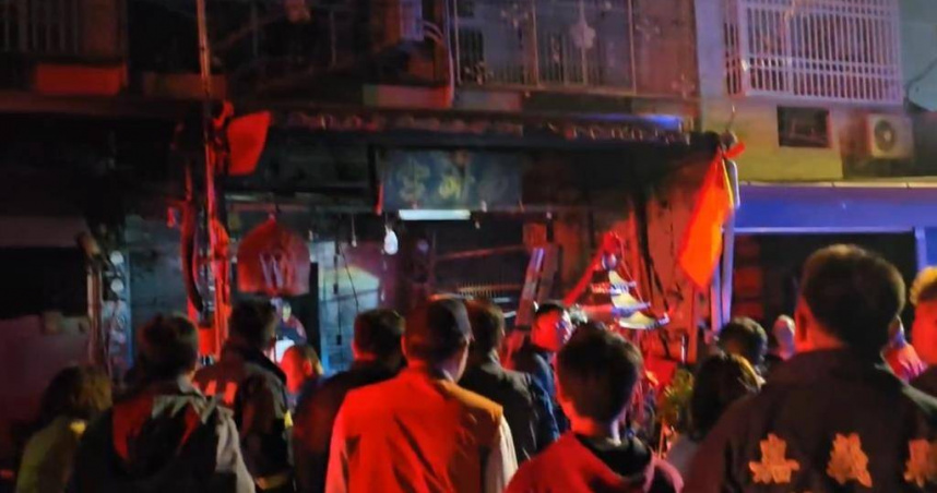 嘉義縣中埔民宅火警，傳4位民眾受困，陸續救出3人後，最後救出的孩童無生命跡象。（圖／讀者提供）