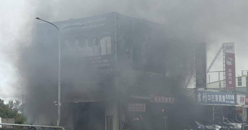 雲林沙灘車店2樓廣告看板突起火，大火燒毀多部車。（ 圖／翻攝畫面）