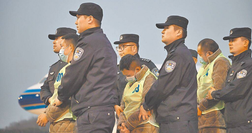 杜絕電詐亂象，大陸最高人民法院24日公布7件電信網路詐騙及其關聯犯罪典型案例，其中有4名主要首腦依法重判「無期徒刑」。圖為緬甸苗瓦迪地區的200名中國籍涉詐犯嫌，經泰國被公安機關押解回大陸。（圖／新華社）