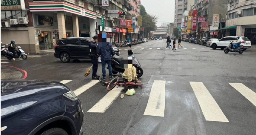 周姓男子騎腳踏車違規闖紅燈遭撞，不但受傷還要挨罰。（圖／警方提供）