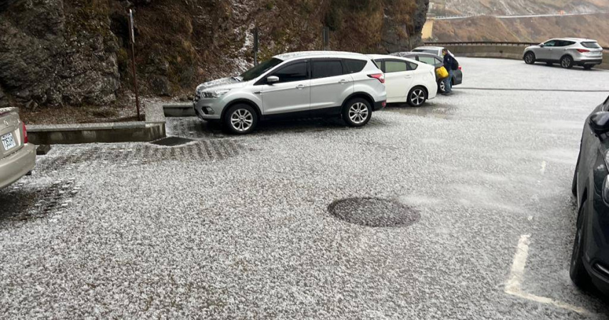 鋒面通過台灣，強對流讓合歡山區降雷雨伴隨冰雹，冰雹覆蓋路面，網友以為下雪了。（圖／林保署南投分署提供）