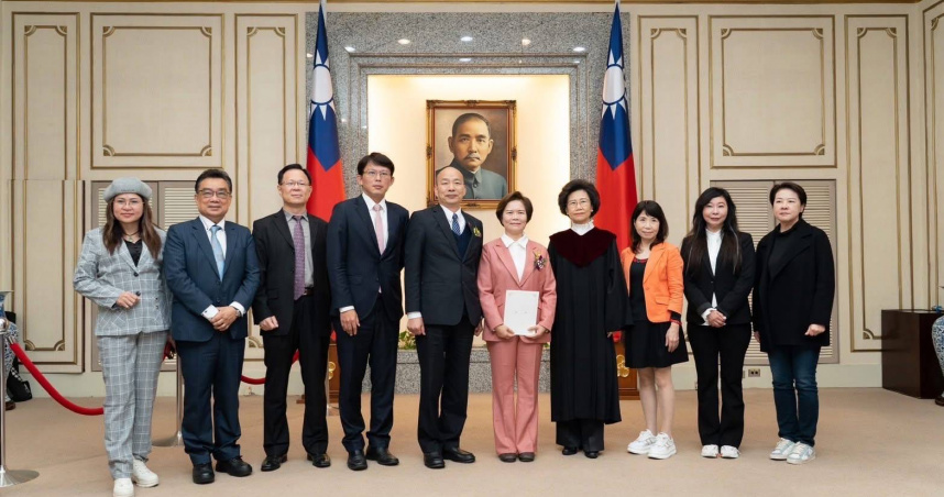 學界出生轉戰國會，劉書彬（右5）於立法院長韓國瑜的監誓下正式宣誓就任立法委員。（圖／取自林憶君臉書）