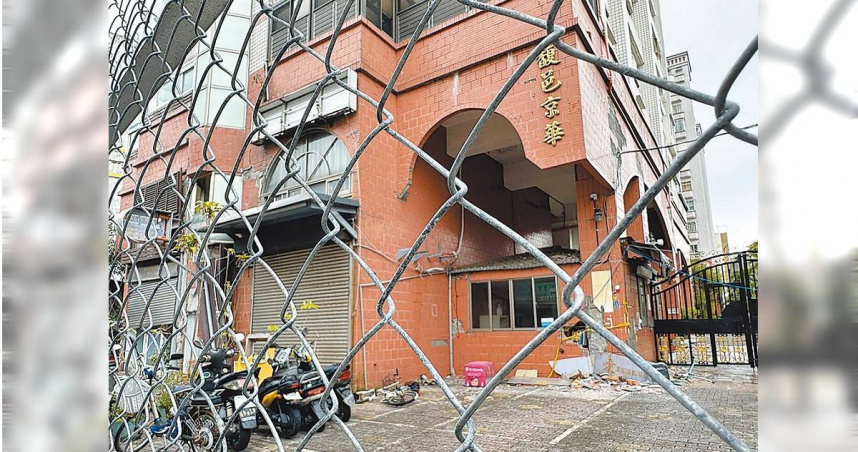 花蓮市集合住宅馥邑京華6棟已成危樓,震後1年,近期將全拆。(圖/中國時報羅亦晽攝)
