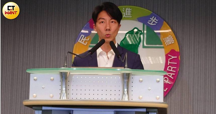 國民黨宣布將推動「反廢死、反戒嚴」公投，民進黨發言人吳崢痛批此舉荒謬恐引發社會巨大反彈。（圖／甯其遠攝）