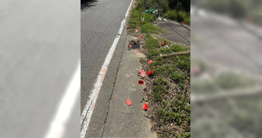 有民眾在臉書爆料，新竹大坪頂靈骨塔附近道路路邊有一排被丟棄的紅包袋，引發討論。（圖／翻攝自臉書／新竹爆料公社）