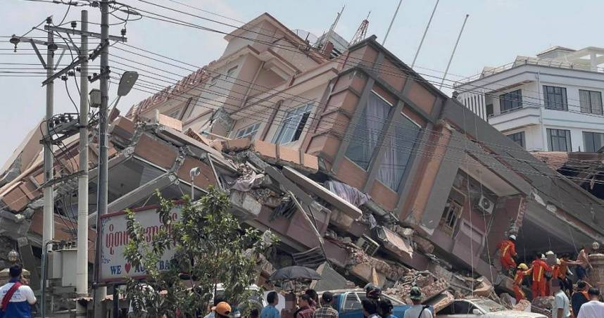 緬甸昂潘鎮一棟酒店崩塌變廢墟。（圖／翻攝自臉書／Moe Satt Maung）