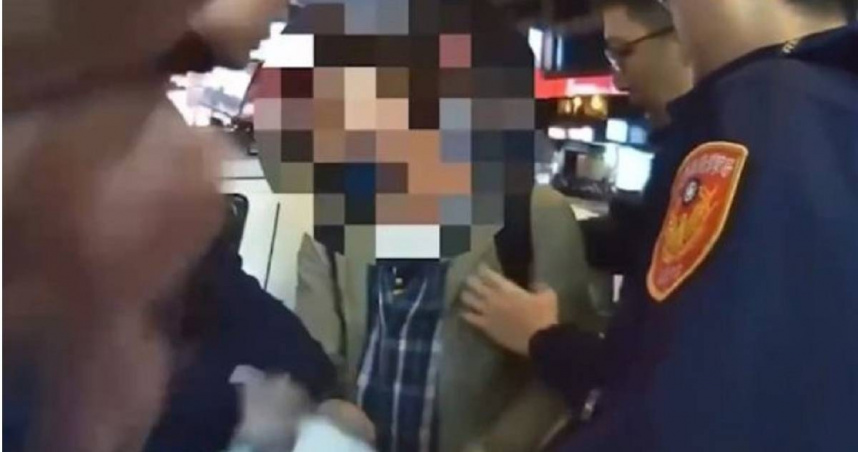 西門町派出所員警在巡邏途中，看見魏男未依規定走在人行道上，經盤查竟查獲毒品。（圖／翻攝畫面）