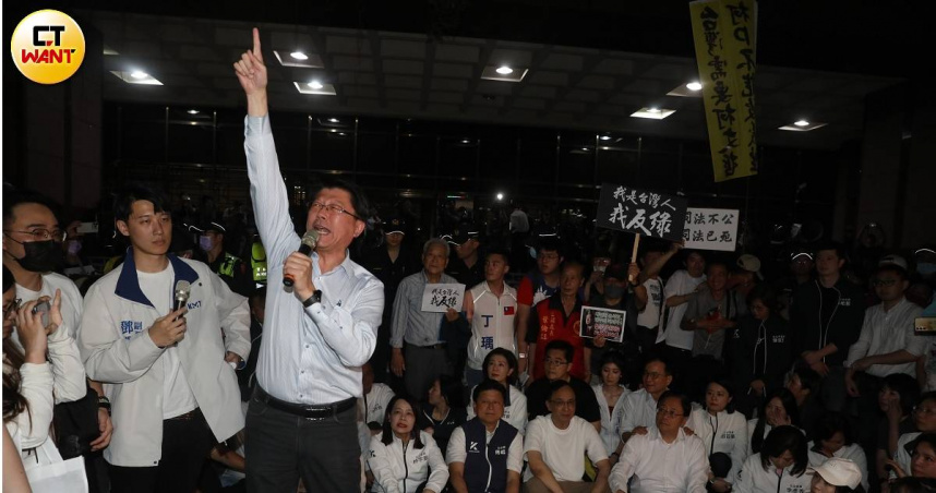 國民黨台北市黨部主委黃呂錦茹涉死亡罷免案而遭約談，目前已從市調處出發，稍晚將抵北檢，北檢外則聚集約500人聲援。（圖／劉耿豪攝）