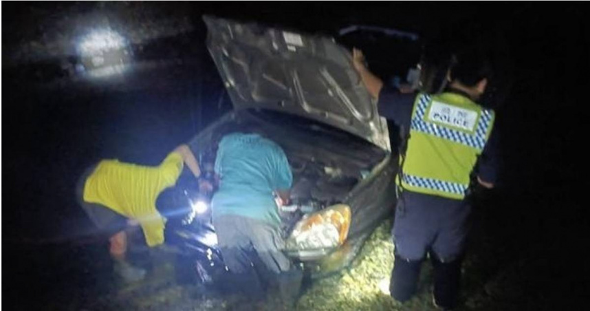 屏東男子登山返程驚險求援警消連手救車。（圖／翻攝畫面）