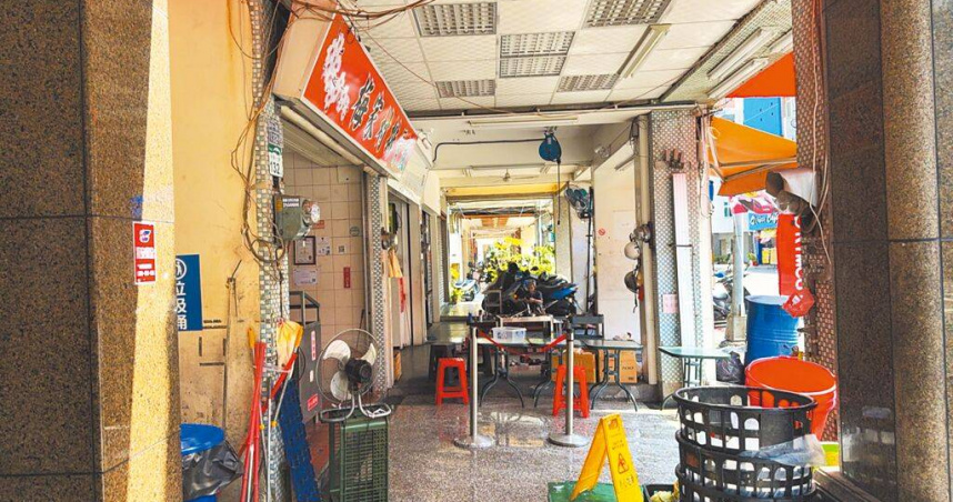 《高雄市騎樓管理自治條例》通過3年，但攸關商家能否延伸性營業，礙於申請辦法卡關未公告，迄今沒有業者申請，若遭檢舉仍會受罰。（圖／中國時報柯宗緯攝）