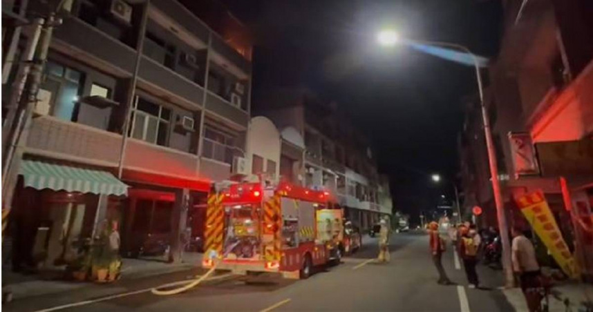 台南市麻豆區一間民宅昨（29日）晚間驚傳大火，所幸一家4口及時逃出，這才有驚無險未釀傷亡，怎料起火原因竟是，高中生兒在家裡「做實驗」不慎把家燒掉。（圖／翻攝畫面）