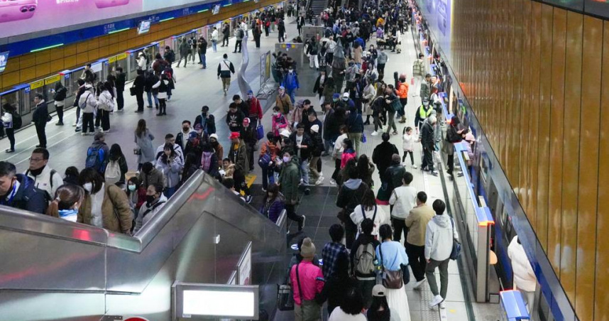 台北捷運板南線有兩名男子不明原因互相撕咬，列警方將兩人帶回派出所釐清了解中。（示意圖／報系資料照）