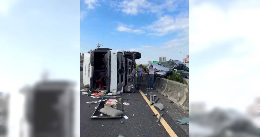 國道1號楠梓路段發生嚴重車禍。（圖／翻攝畫面）