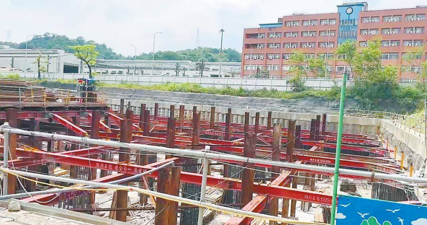 基隆市議員陳冠羽質疑,基隆市政府的社宅政策牛步化,並且有「炒老宅、蓋小宅」的現象,痛批基隆已是北台灣的炒房聖地。圖為基隆市正在興建中的光明安居社宅。(圖/中國時報張志康攝)