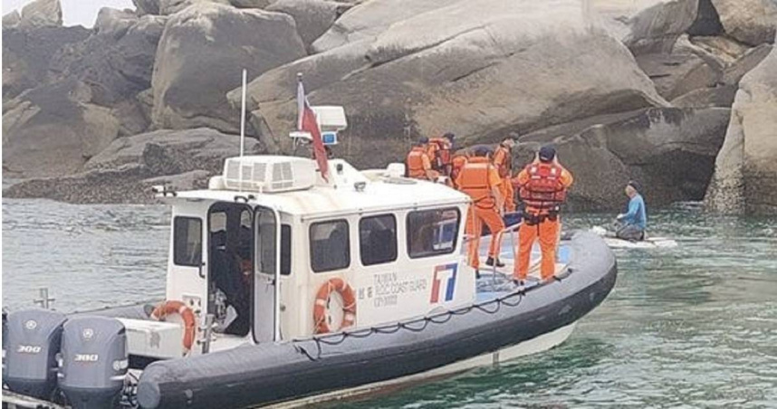 中國男子偷渡金門二膽島遭海巡逮捕。（ 圖／翻攝畫面）