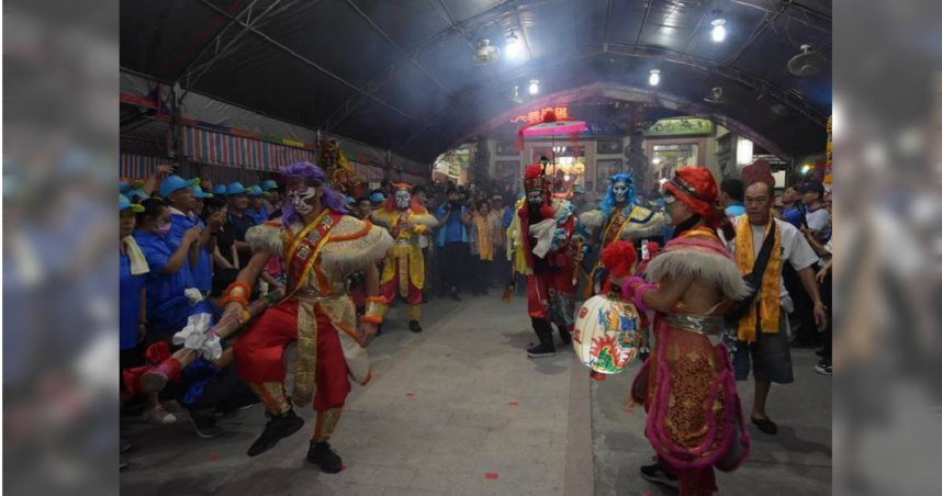 彰化縣鹿港鎮於5月25日晚間舉行傳統「送肉粽」送煞儀式，因角頭廟拒絕不讓過，廟方緊急更改儀式的路線。（示意圖／報系資料照）