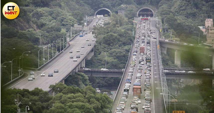 連假國道5號車潮。(圖/黃耀徵攝)