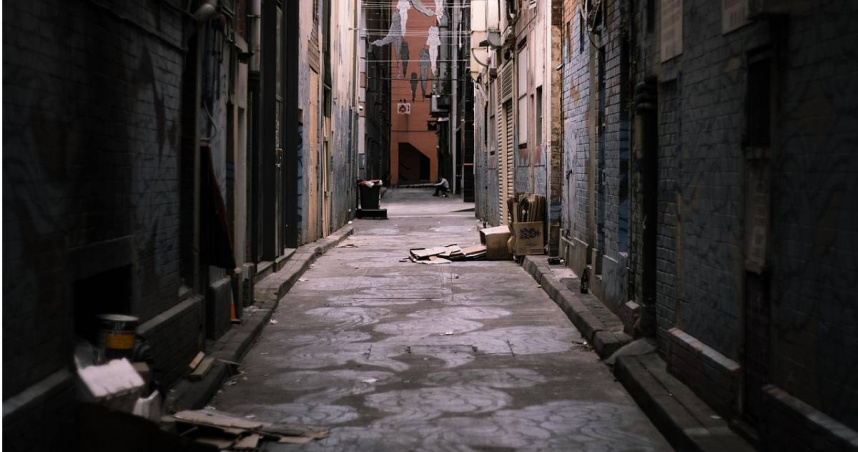 美國紐約州2名街友躲在垃圾桶裡過夜，卻在隔日清晨遭清運垃圾的垃圾車擠壓進車廂內，導致1人顱部破裂當場死亡，另一人腿部也受到重傷。（示意圖／翻攝pixabay）