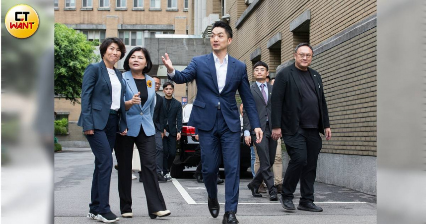 蔣萬安今天率領藍營縣市長，為了政院刪減一般補助款，到政院提出訴願，呼籲政院收回成命，立即全額發放，稍後縣市長也到立院陳情，由韓國瑜院長親自接待。（圖／黃威彬攝）