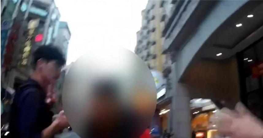 桃園桃園區19歲張姓男子5日傍晚在寶山街違停遭民眾檢舉，警方前往時，張男出來移車，警方詢問車主，張男稱是同事，卻說不出車主姓名。警方追問，張男大喊「我就真的不知道」，事後將自己拍的影片上傳社群網站質疑警方。警方表示，違停已依規定舉發，執法態度將調閱影像、密錄器還原真實。（圖／翻攝照片）