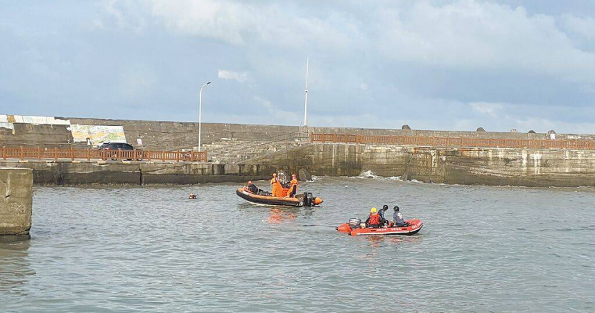 屏東枋寮漁港15日發生7人戲水遇溺事件，黃姓高職生因救友人而犧牲。（圖／屏東縣消防局提供／中國時報羅琦文屏東傳真）