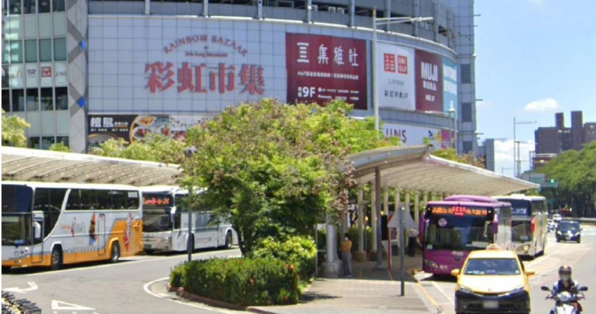 高鐵左營站旁的彩虹市集商場，今（21）日下午傳出整棟停電，用餐顧客傻眼摸黑用餐，自嘲「提早過萬聖節」。（圖／翻攝GOOGLE MAP）