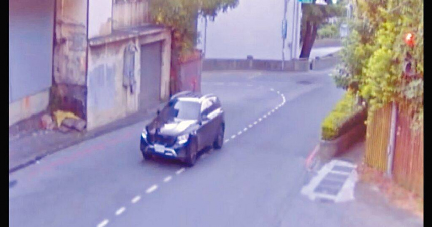 那姓男子駕駛賓士車肇事逃逸，車頭左前方部位明顯凹陷。（民眾提供／王揚傑新北傳真）