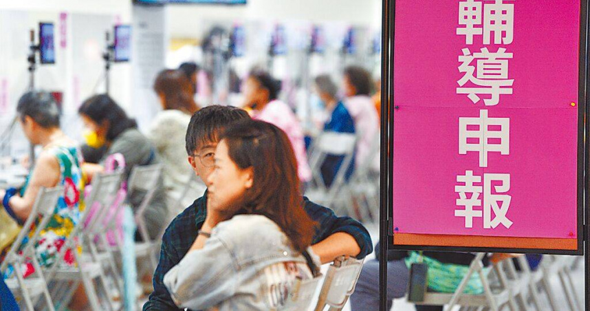 財政部6月30日發布《2023年度綜合所得稅申報初步核定統計專冊》，所得1000萬元以上免稅戶數較2022年度的多了3戶。圖為民眾等待報稅。（圖／報系資料照）