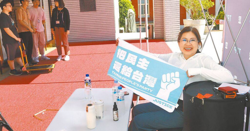 4100億元特別條例4日是否闖關引發關注。民眾黨團3日午後開始派員在議場外排隊，由新住民立委麥玉珍（右）打頭陣駐守。（圖／中國時報鄧博仁攝）