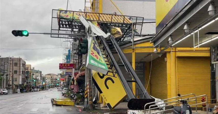 嘉義小北百貨招牌與燦坤招牌傾斜。（圖／三立新聞網提供）