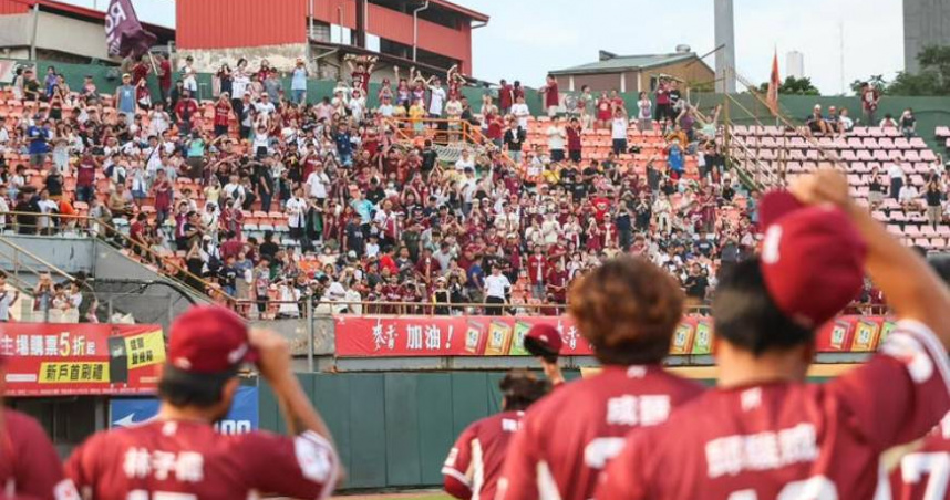 樂天桃猿在官方限動PO出政治相關文章。（圖／翻攝自樂天桃猿IG）