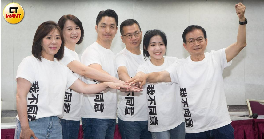 台北市長蔣萬安與立委李彥秀、王鴻薇、羅智強、徐巧芯、賴士葆出席台北隊反惡罷廣告發布記者會。（圖／黃威彬攝）