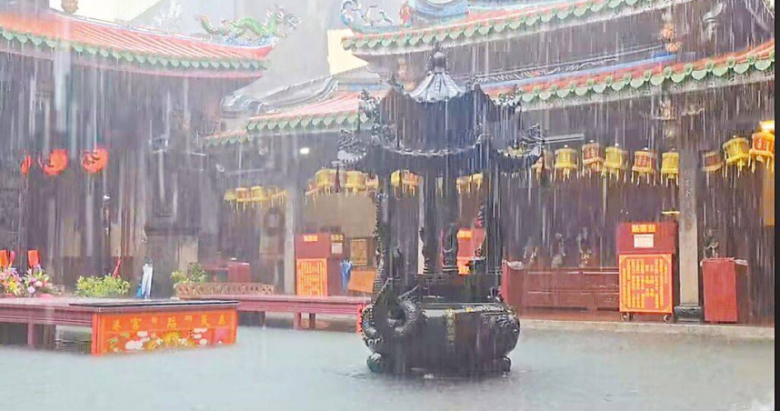鹿港天后宮8日受大雷雨影響淹水嚴重，天公爐、供桌都泡在水中。（圖／報系資料照）