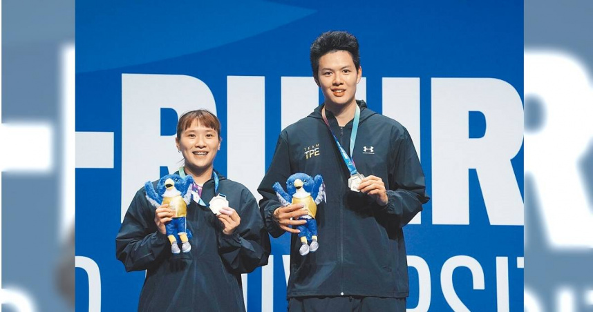 吳軒毅（右）與楊筑云以15比8、17比15拿下萊茵魯爾世大運羽球混雙金牌。（圖／大專體總提供）