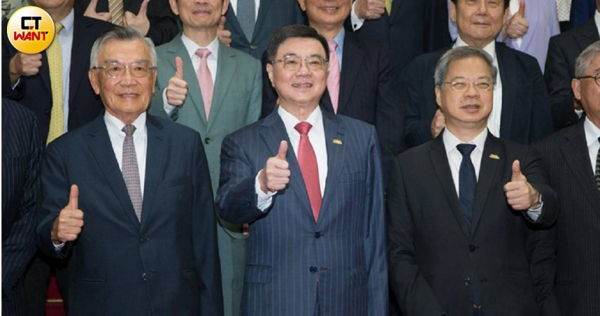 閣揆卓榮泰（中）、行政院秘書長龔明鑫（右）和前經濟部長林信義22日參加行政院經濟發展委員會第一組「創新經濟」第二場次，而原定在7月底續辦的第二與第三組分組會議則因對美關稅稅率未定而暫緩。（圖／黃威彬攝）