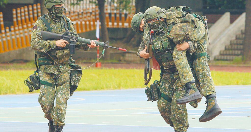 「漢光41號」實兵操演，現場營部連實施自衛戰鬥訓練，包括多種射擊姿勢的轉換，並模擬實戰中士兵遭敵火擊中時的應變與互助。（本報資料照片）