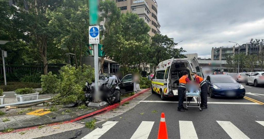 北市南港區發生連環車禍。（圖／翻攝畫面）