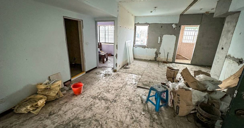 吳永廷介紹父親為阿國（化名）裝潢新家，卻將新家拆成廢墟後就開始擺爛。（圖／讀者提供）