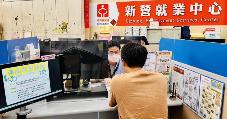 勞動部勞發署雲嘉南分署15日公布「雇用安定措施」，每人每月最高補助1萬2100元，最長可補助半年，以穩定勞工生計。（圖／翻攝畫面）