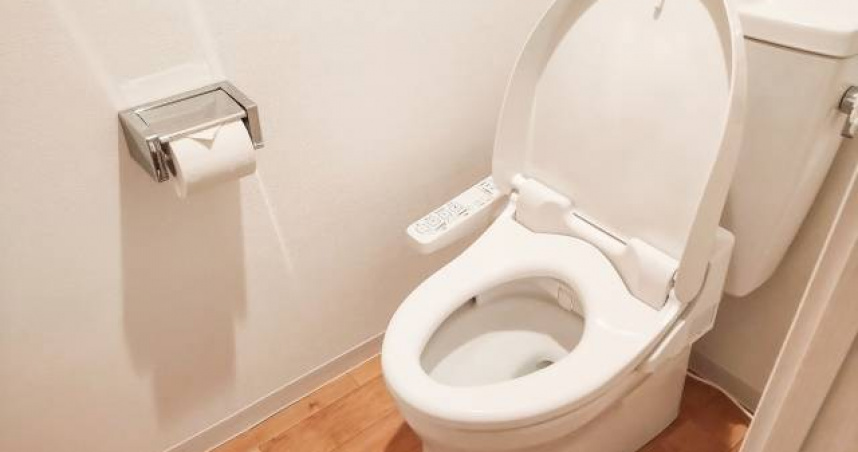 環境部說明，衛生紙屬於短纖維，溶水速度快，不會阻塞馬桶及管線，可以直接丟進馬桶沖掉。（示意圖／翻攝自photoAC）