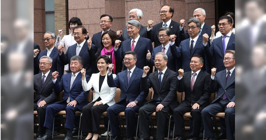 閣揆卓榮泰（首排右四）就職15個月了，除了前交通部長李孟諺（次排右三）與前勞動部長何佩珊（次排右五）倉促下台外，如今經濟部長郭智輝（次排右四）與衛福部長邱泰源（次排右六）等人也被傳官位不保。（圖／報系資料照）