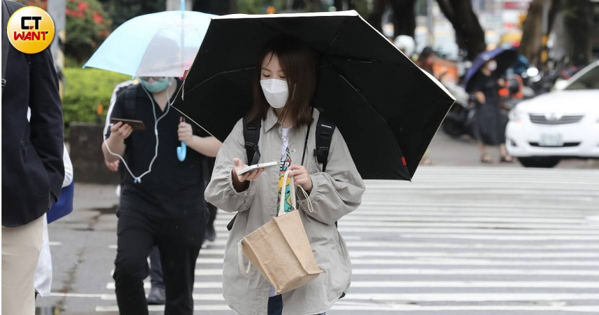 氣象署提醒，午後大台北地區及各地山區有可能出現短延時強降雨伴隨劇烈天氣發生。（圖／劉耿豪攝）