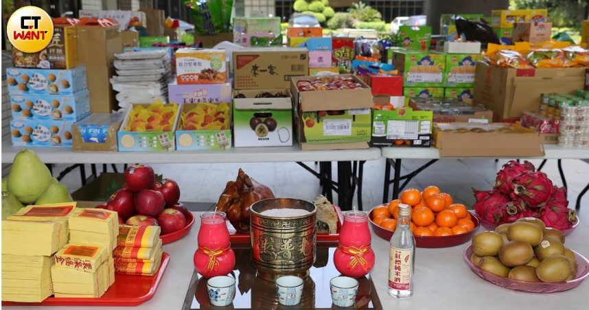 今年9月6日是中元節，不少民眾希望藉由參加普渡儀式求得生活平安和順遂。另有民俗專家點名，5個生肖的民眾本周運勢不錯。（示意圖／周志龍攝）