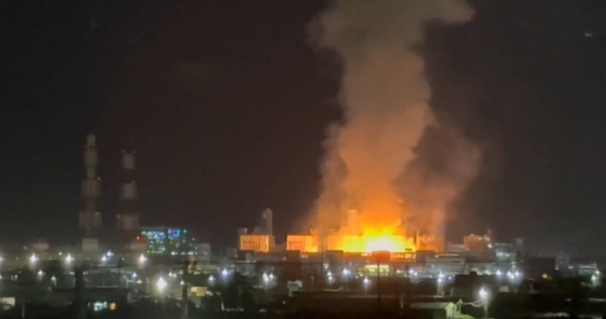 興達火力發電廠9日晚間發生爆炸事故，強大威力嚇壞附近民眾，數公里外都可見火光。（圖／翻攝畫面）