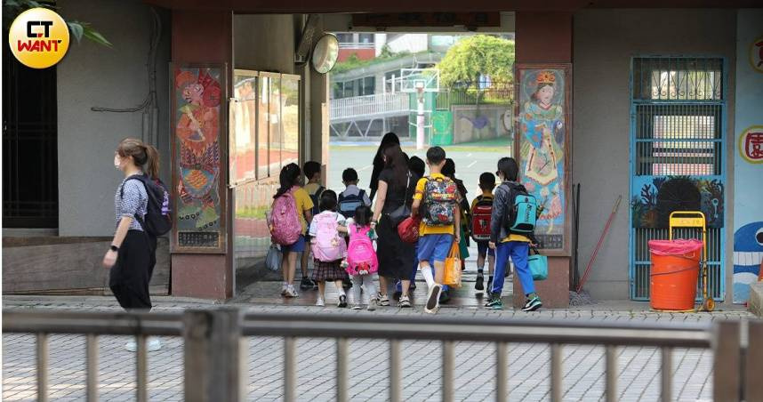 有老師向家長呼籲，盡量勿因出遊而讓孩子請假，以免課業進度落後，甚至影響學校班務進行。（示意圖／周志龍攝）