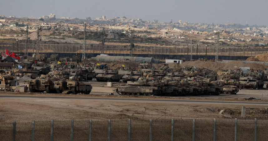 以軍坦克停在加薩市邊境。（圖／達志／路透社）