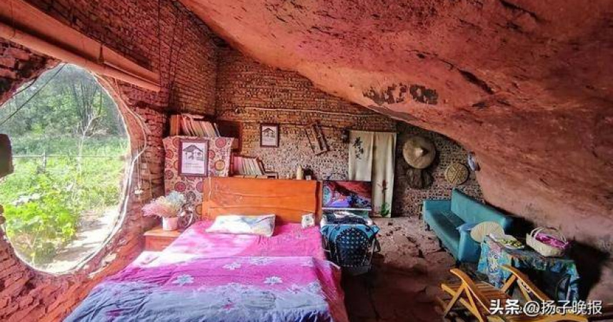 崖壁下的天然住所外觀，閔亨才自己搭磚砌牆，分隔空間過活。（圖／翻攝自微博， 楊子晚報 ）