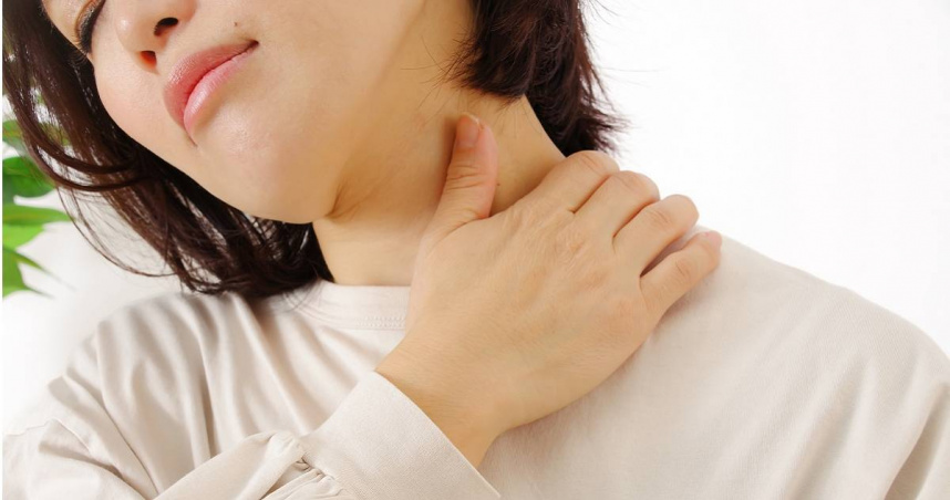 黃軒示警，肩頸痠痛只需輕柔拉伸與放鬆肌群就足夠，切勿迷信「喀喀響才有效」。（示意圖／翻攝自photoAC）