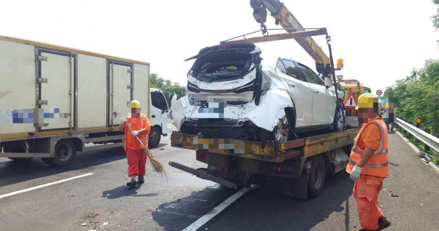 半聯結車疑分心駕駛連撞6車，現場車輛嚴重變形。（圖／翻攝畫面）